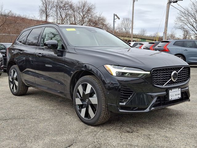 2025 Volvo XC60 Hybrid T8 Plus photo 2