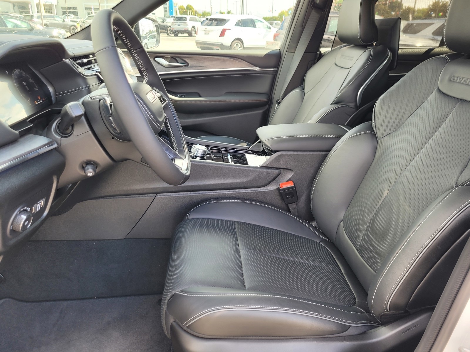 2025 Jeep Grand Cherokee Overland photo 13