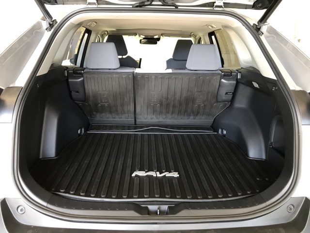 2020 Toyota RAV4 Hybrid XLE photo 4
