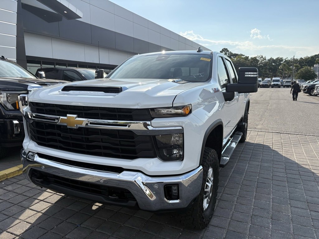 2025 Chevrolet Silverado 2500HD LT photo 2