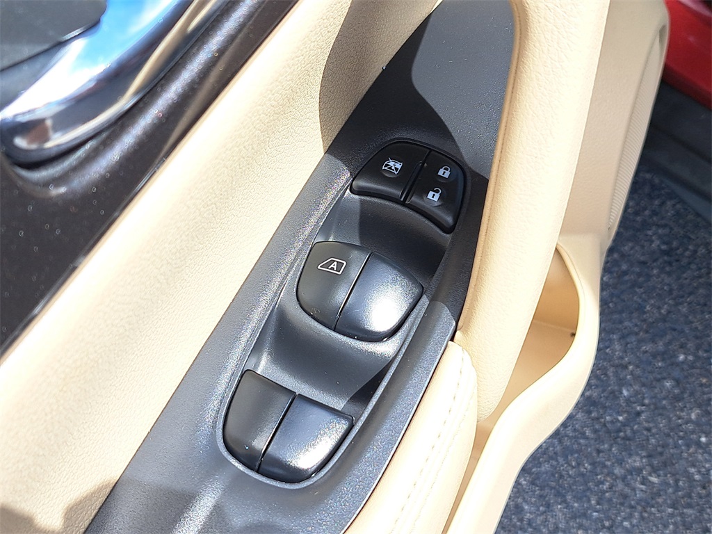 2018 Nissan Rogue SV photo 21