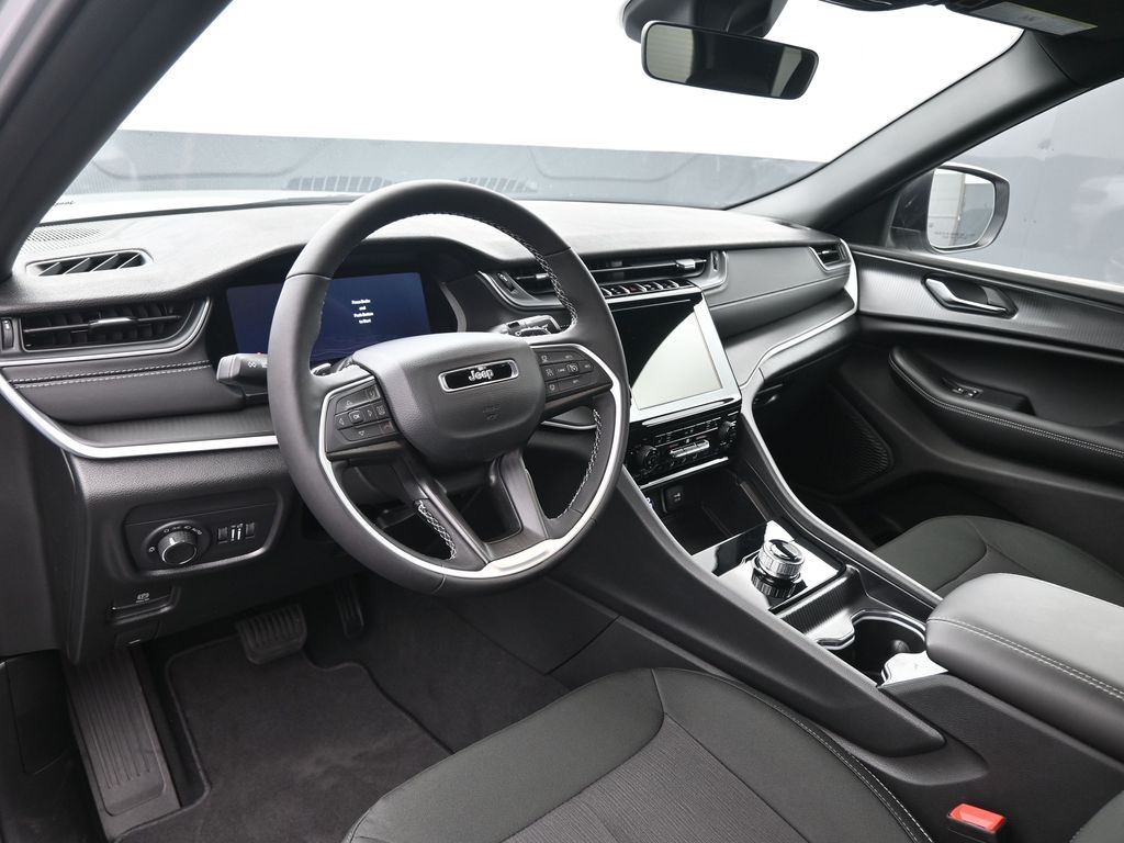 2025 Jeep Grand Cherokee Laredo photo 3