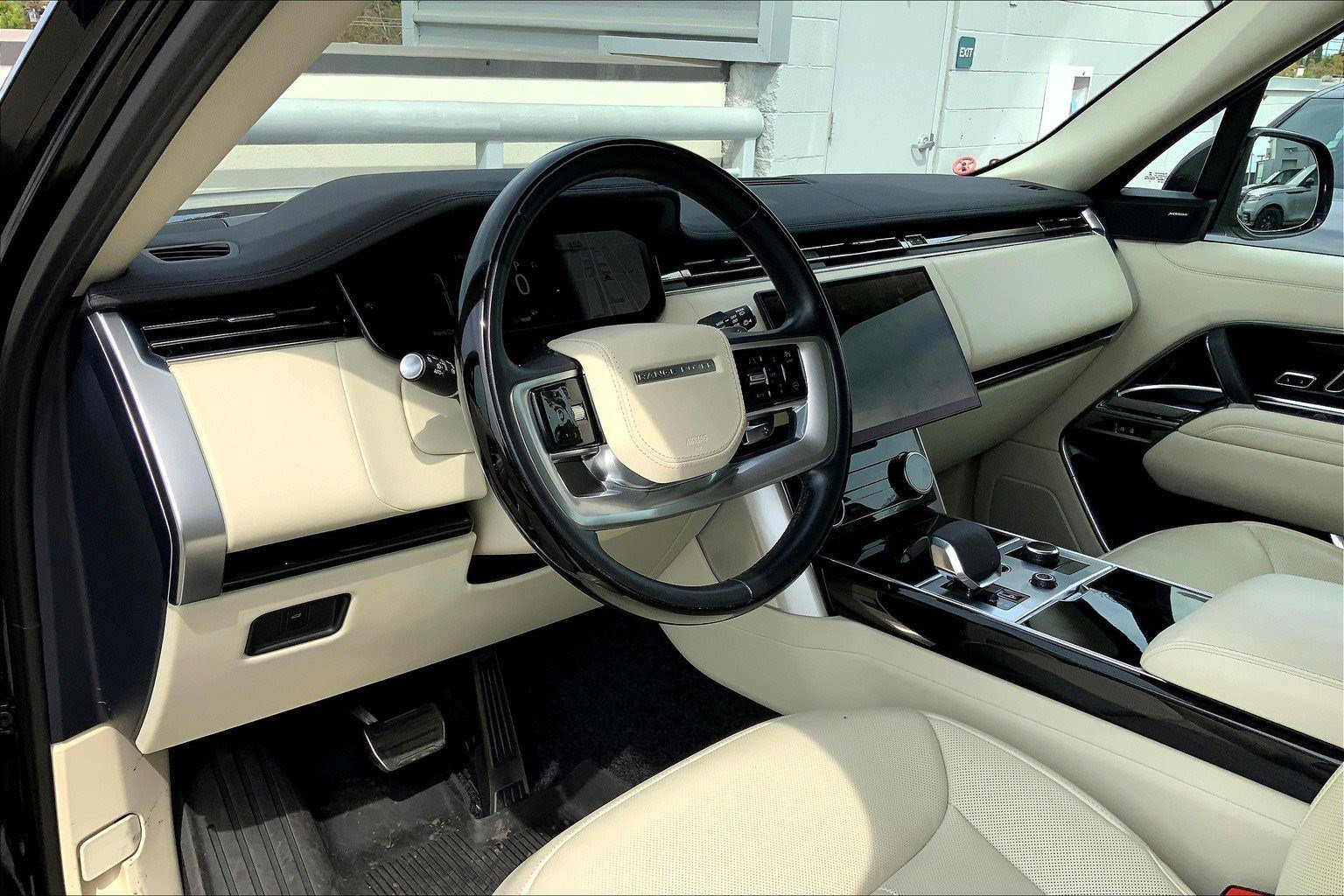 2023 Land Rover Range Rover SE photo 15