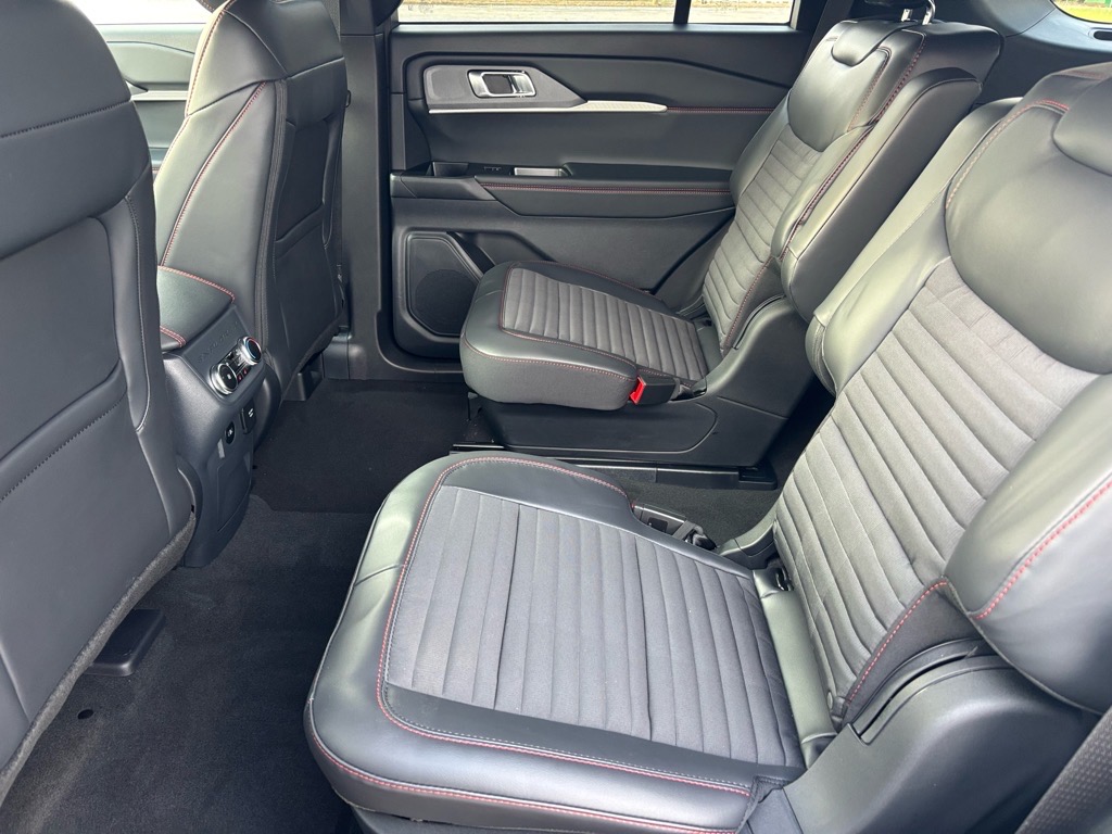 2025 Ford Explorer ST-Line photo 8