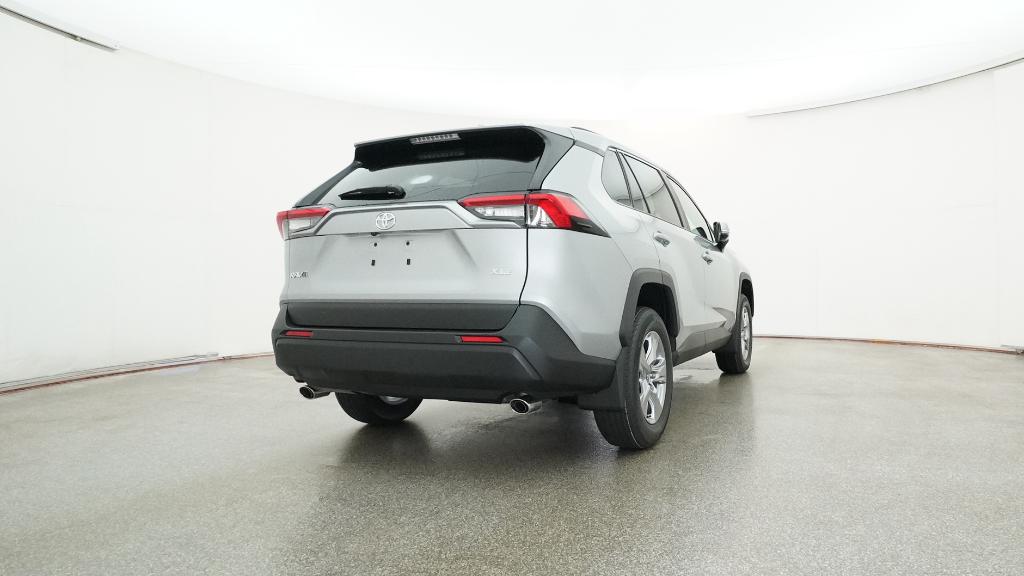 2025 Toyota RAV4 XLE photo 4