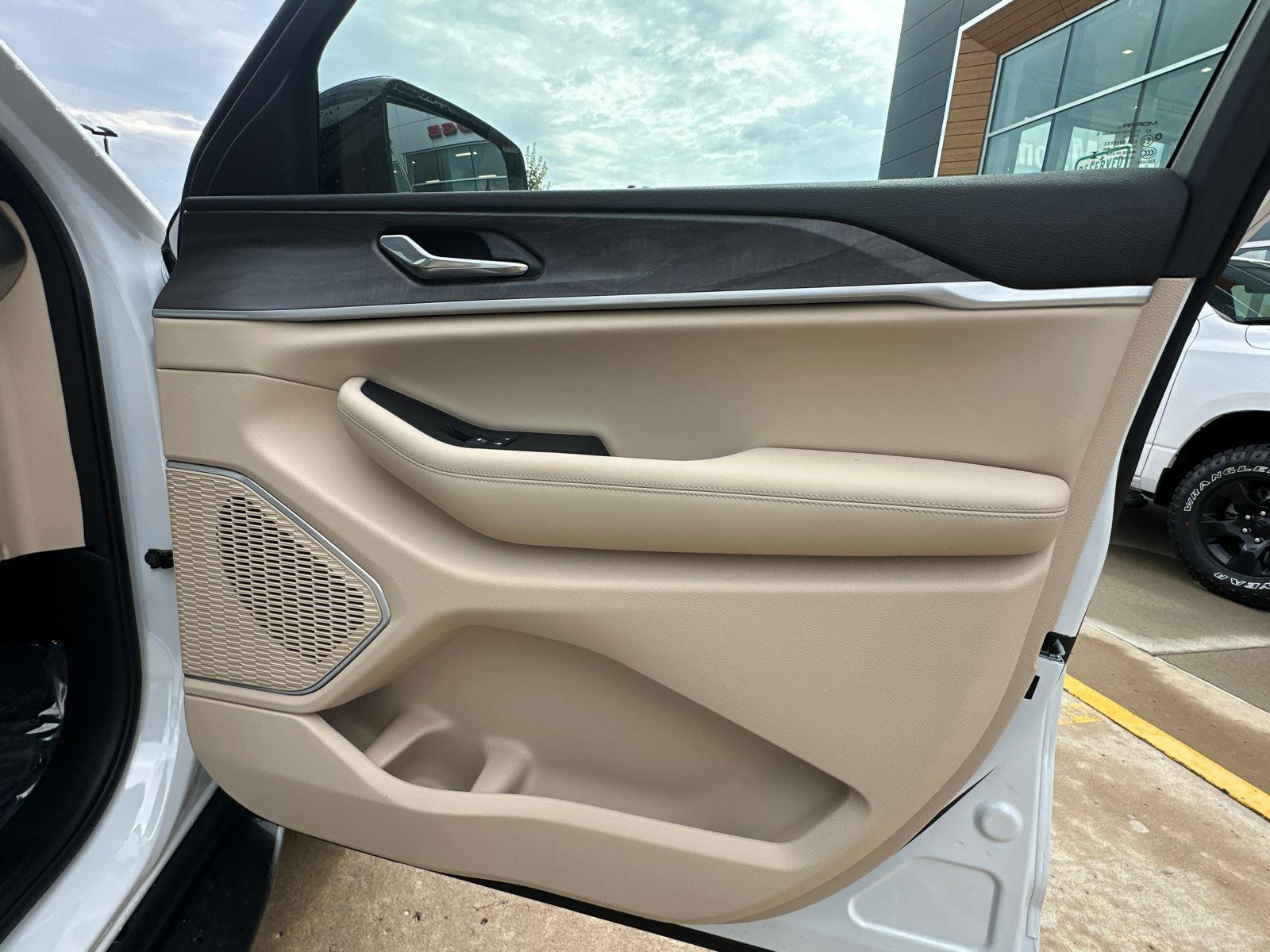 2025 Jeep Grand Cherokee Limited photo 29