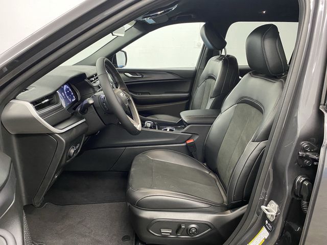 2025 Jeep Grand Cherokee Altitude photo 4