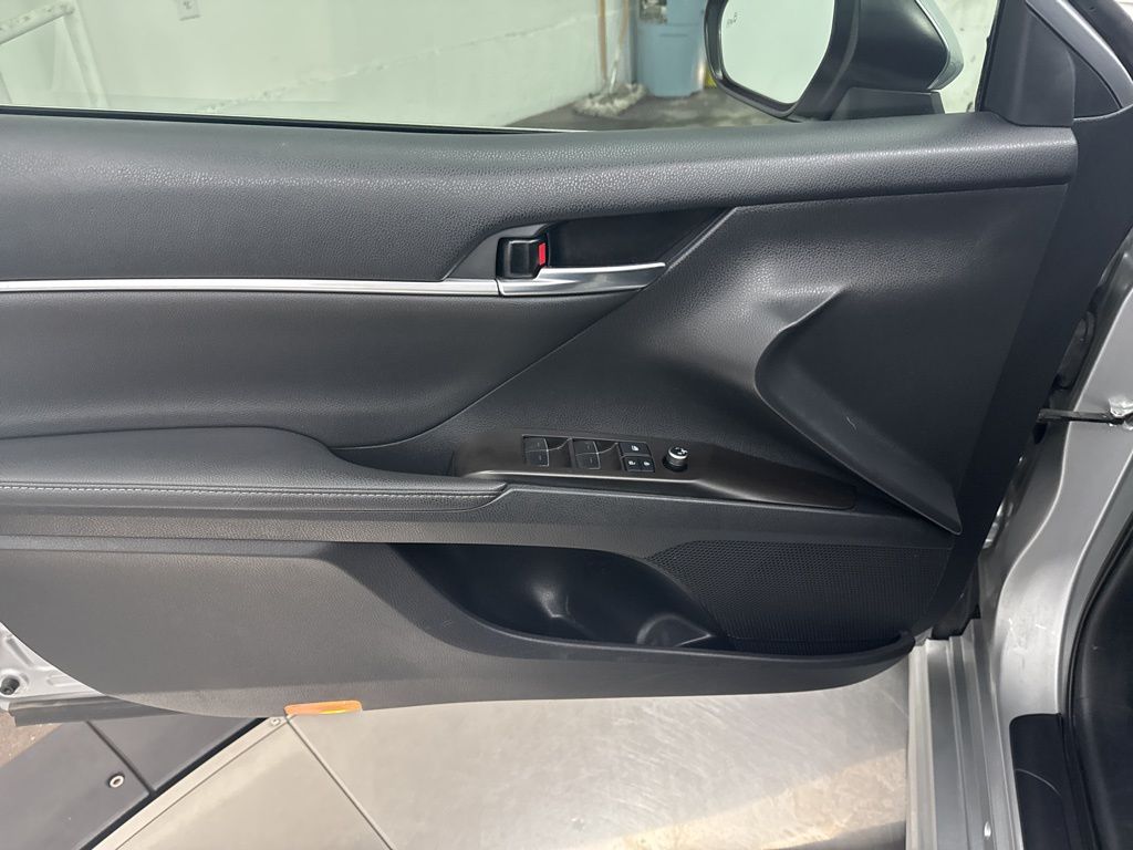 2022 Toyota Camry Hybrid XSE photo 11