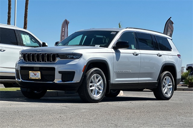 2025 Jeep Grand Cherokee Laredo photo 4