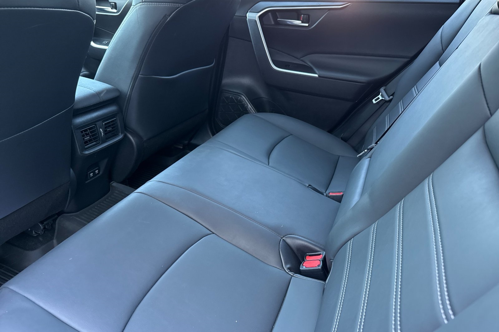 2021 Toyota RAV4 XLE Premium photo 12