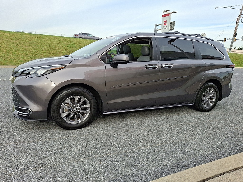 2024 Toyota Sienna XLE photo 2