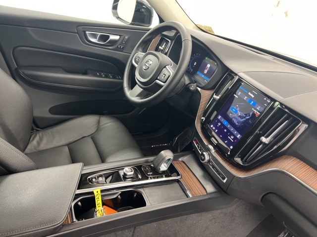2022 Volvo XC60 B5 Momentum photo 23