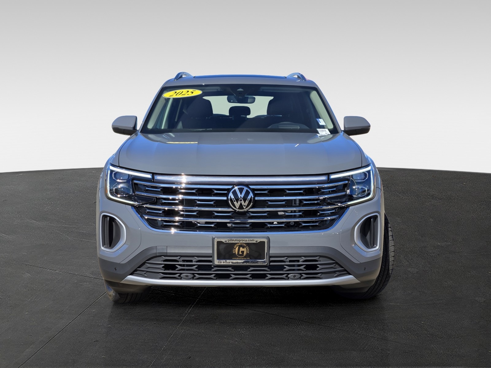 2025 Volkswagen Atlas SEL photo 2