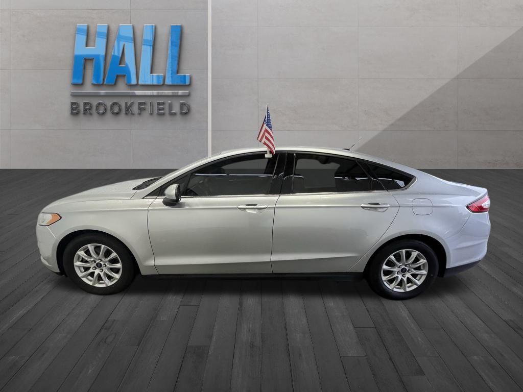 2016 Ford Fusion S photo 2