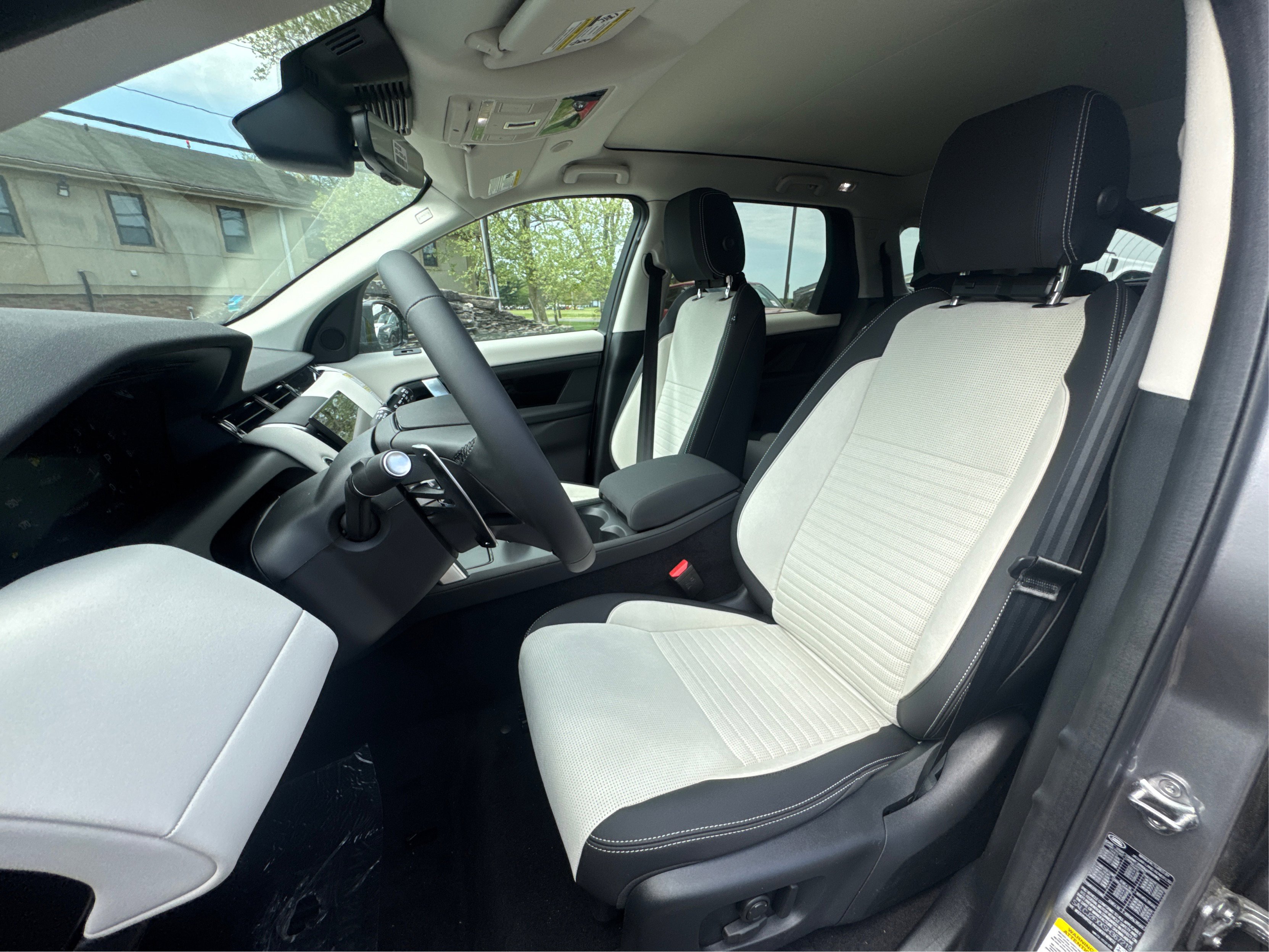 2025 Land Rover Discovery Sport S photo 9