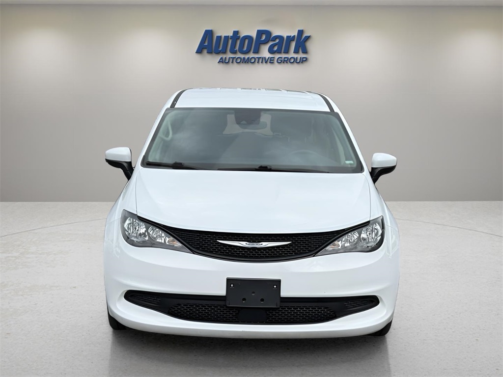 2023 Chrysler Voyager LX photo 2