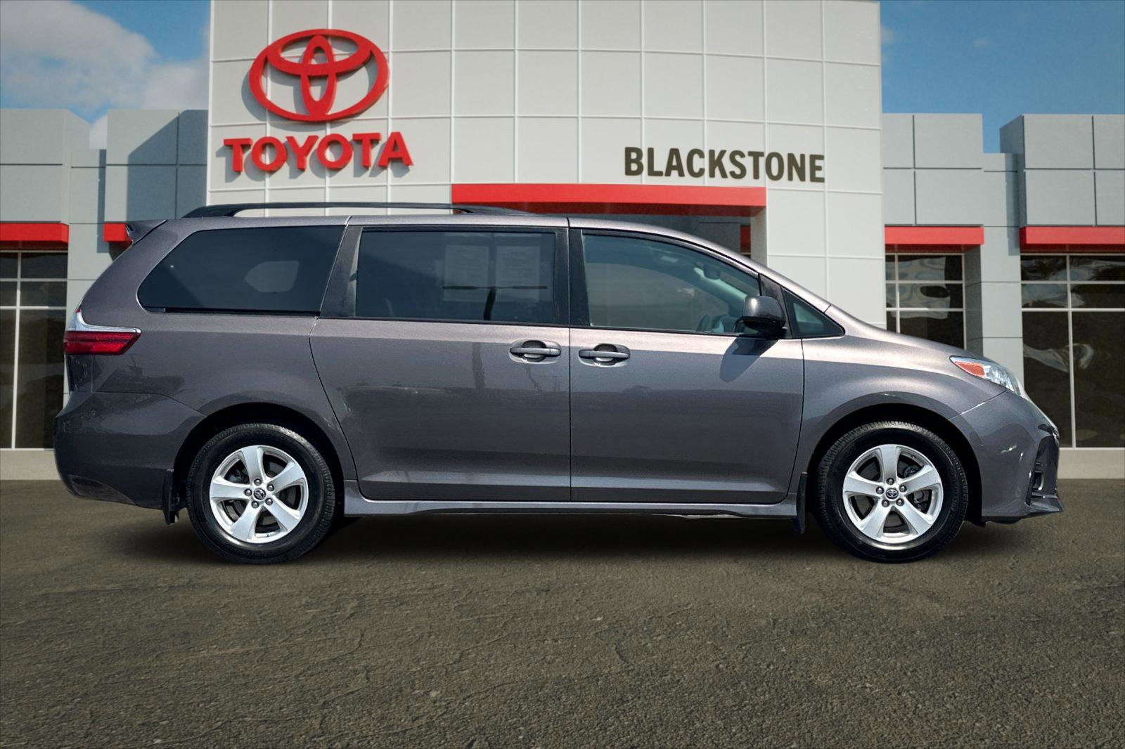 2020 Toyota Sienna LE photo 2