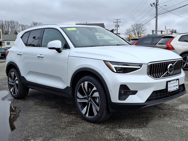 2025 Volvo XC40 AWD photo 2