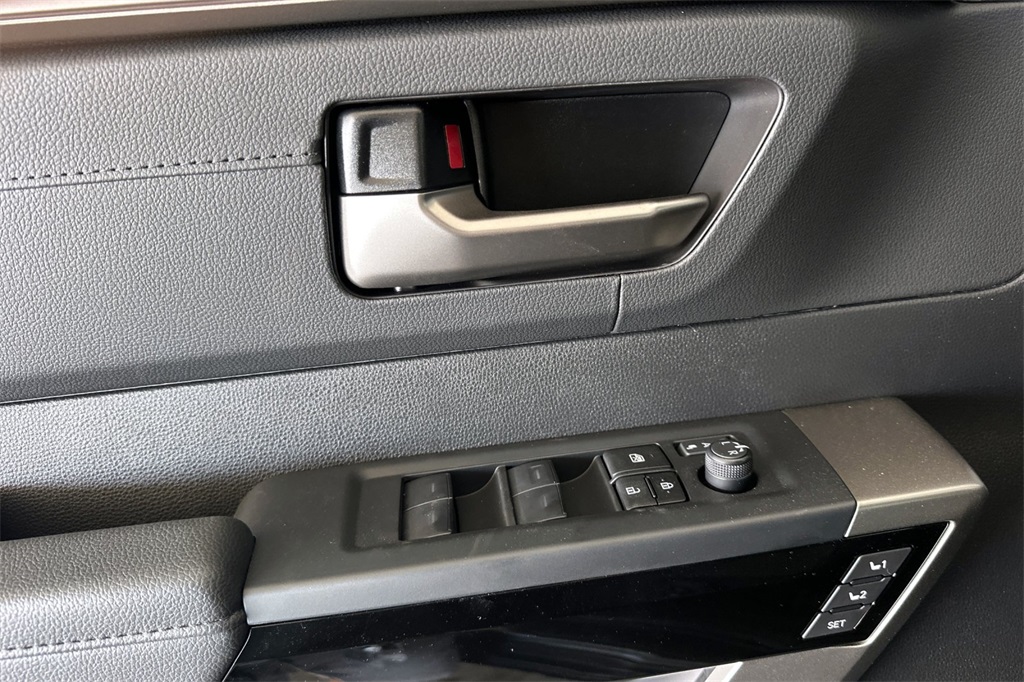 2025 Toyota Tundra Limited CrewMax photo 11