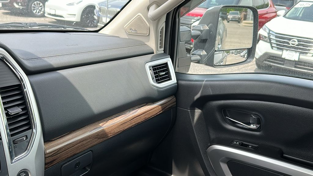 2021 Nissan Titan SL photo 23