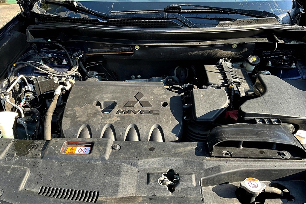 2018 Mitsubishi Outlander ES photo 32
