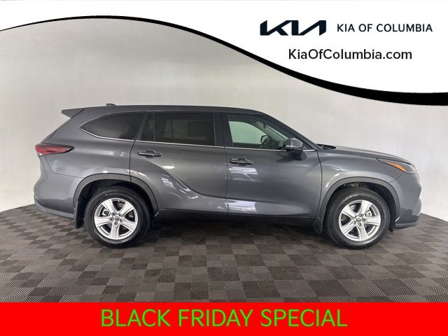 2024 Toyota Highlander LE photo 4