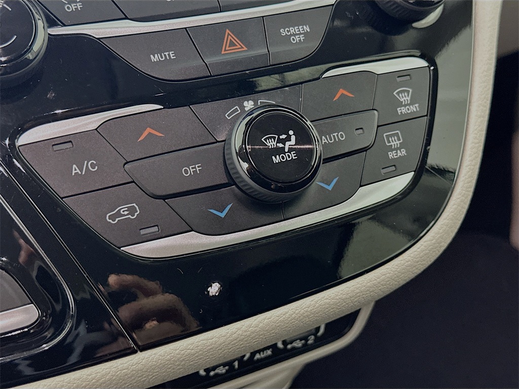 2021 Chrysler Pacifica Touring photo 17