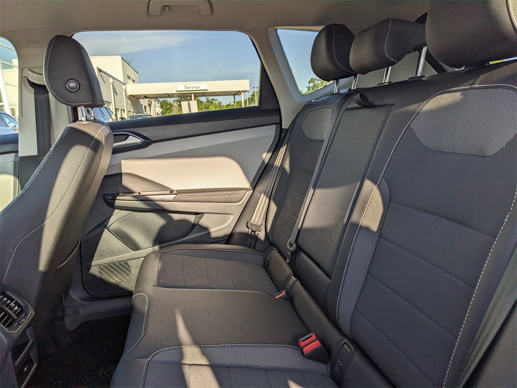 2024 Volkswagen Taos SE photo 18