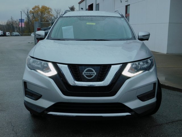 2017 Nissan Rogue SV photo 2