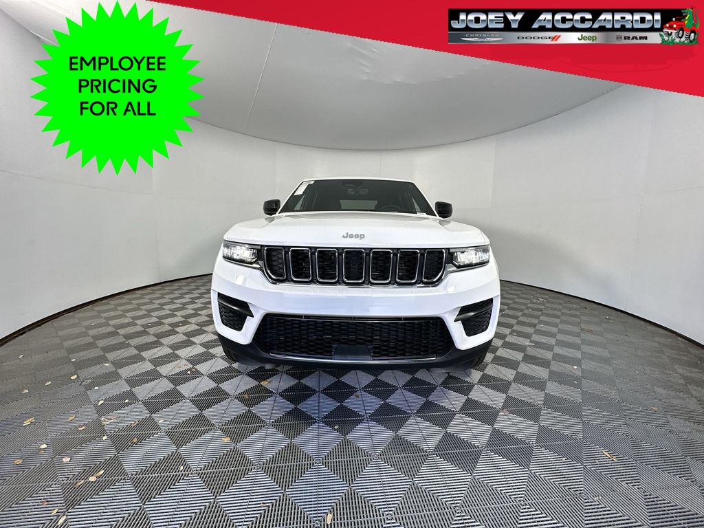 2025 Jeep Grand Cherokee Laredo photo 3