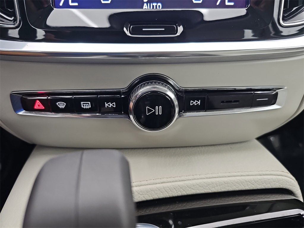 2022 Volvo S60 Recharge T8 R-Design Expression photo 26