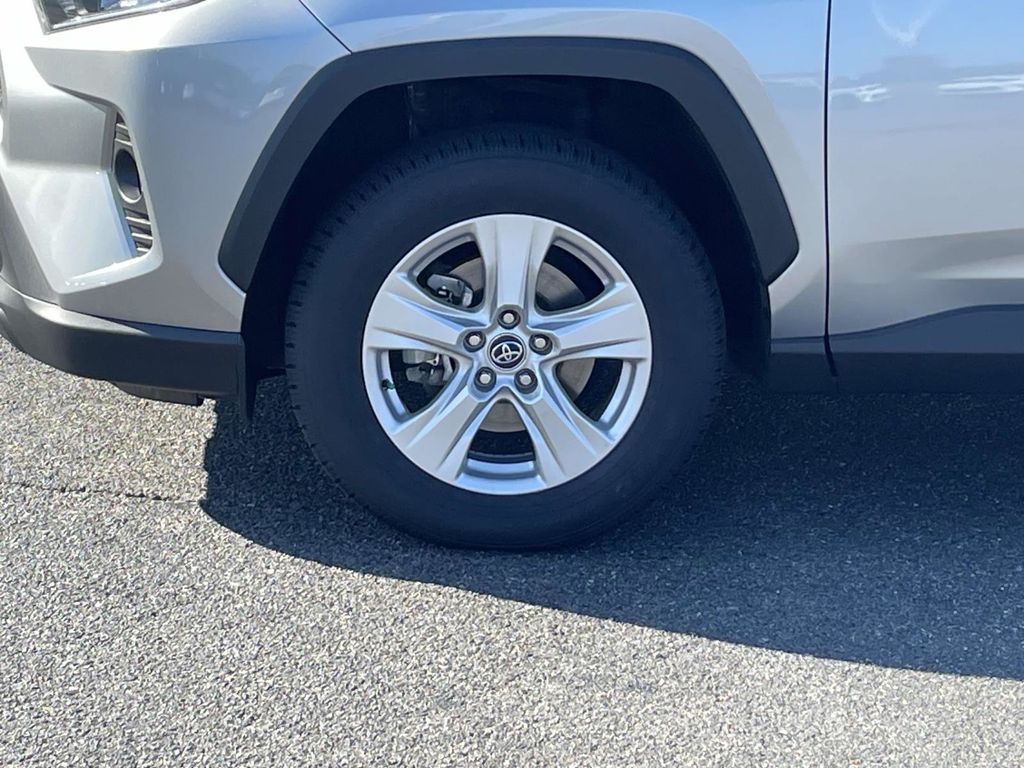 2020 Toyota RAV4 XLE photo 9