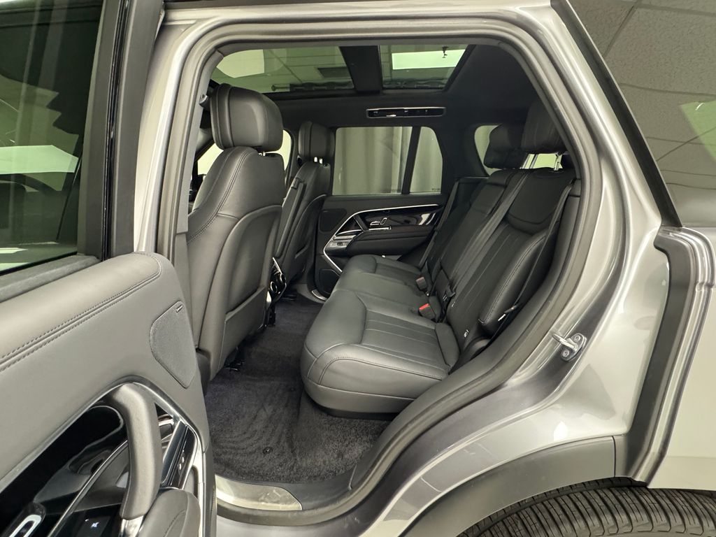 2023 Land Rover Range Rover SE photo 10