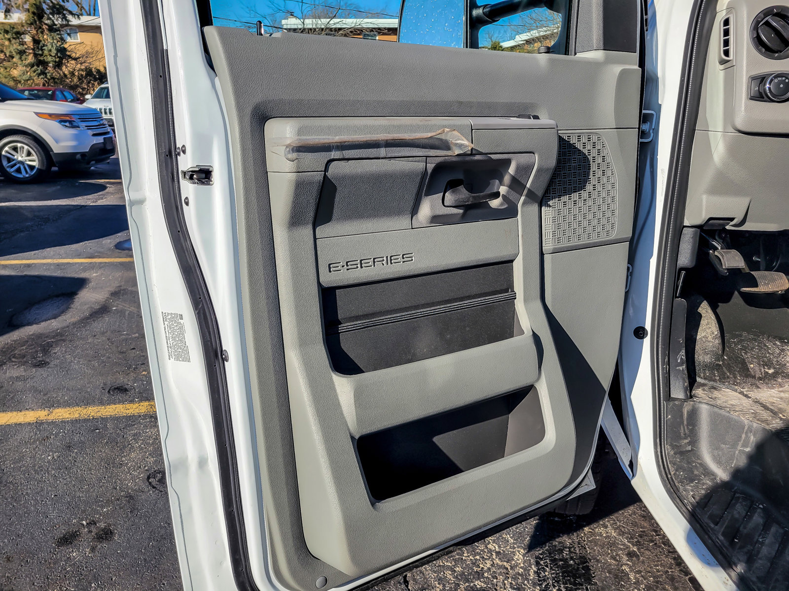 2025 FORD E-350 - Image 23