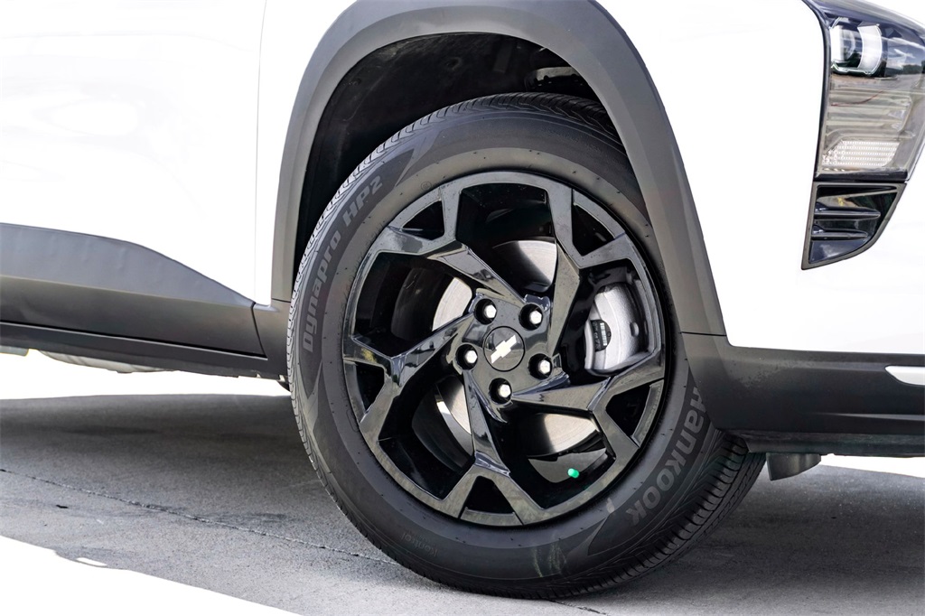 2025 Chevrolet Trax LT photo 2