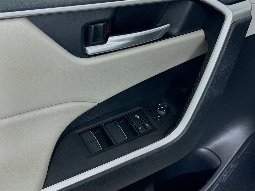2023 Toyota RAV4 Hybrid XLE photo 16