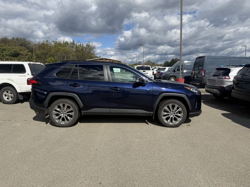 2021 Toyota RAV4 XLE Premium photo 4