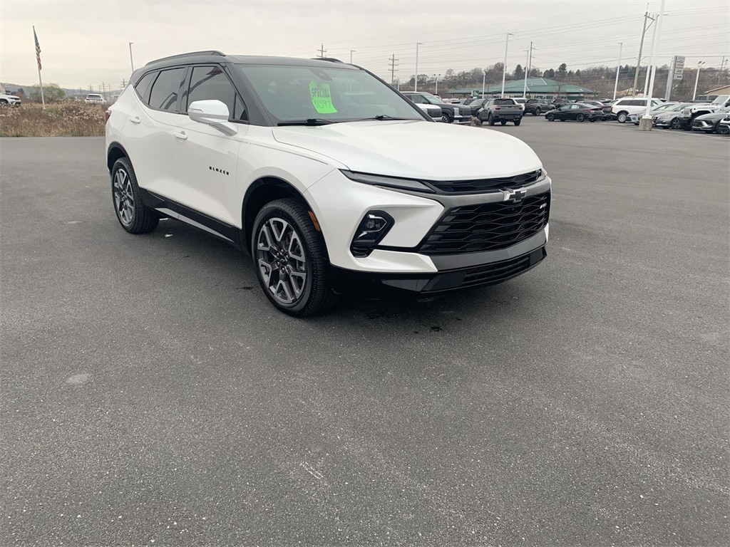 2023 Chevrolet Blazer RS photo 2