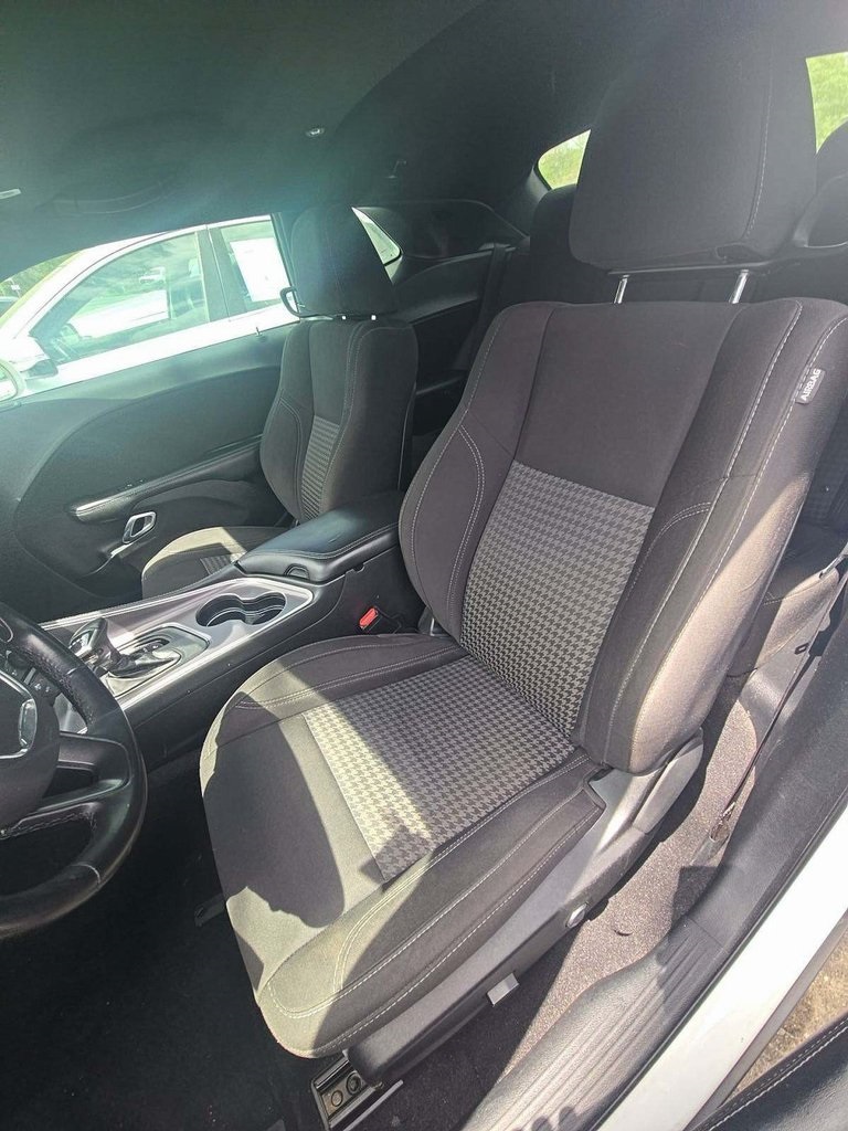 2019 Dodge Challenger SXT photo 2