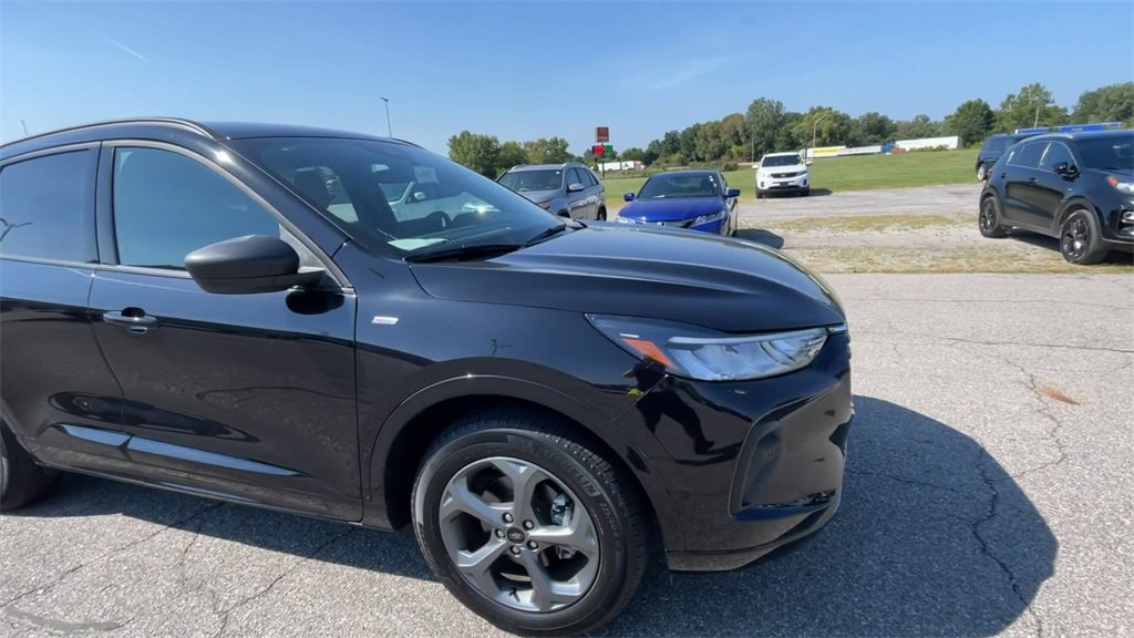 2024 Ford Escape ST-Line photo 2