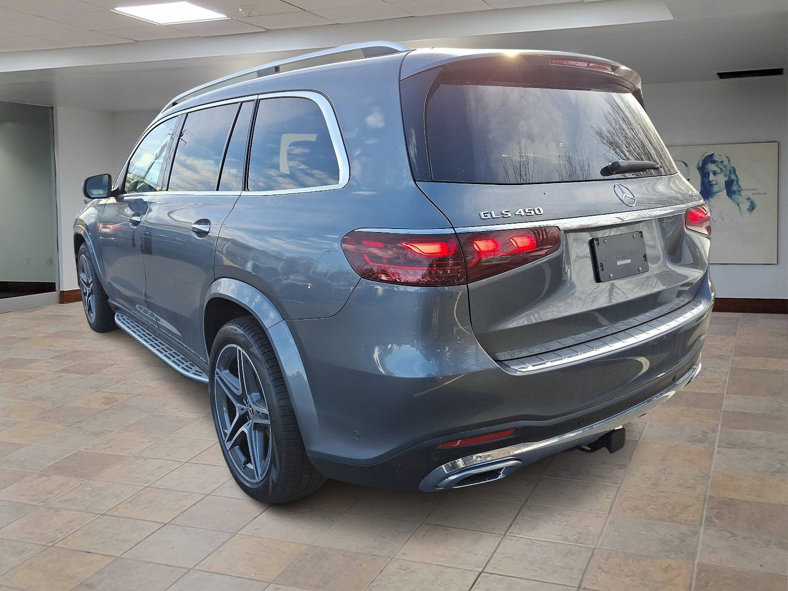 2025 Mercedes Benz GLS 450 4MATIC photo 3