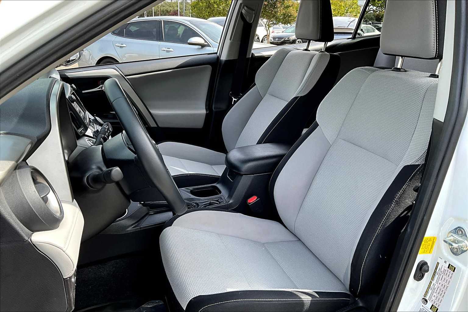 2018 Toyota RAV4 XLE photo 7