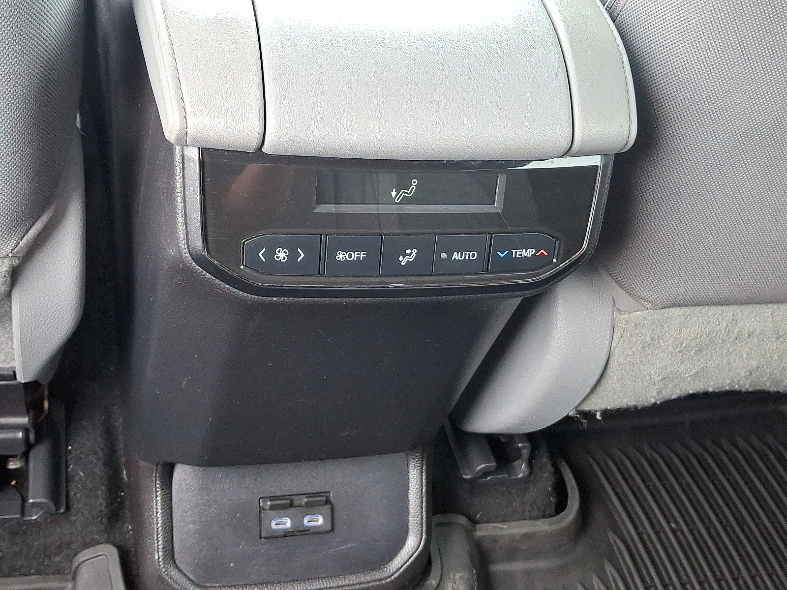 2022 Toyota Highlander Hybrid LE photo 11