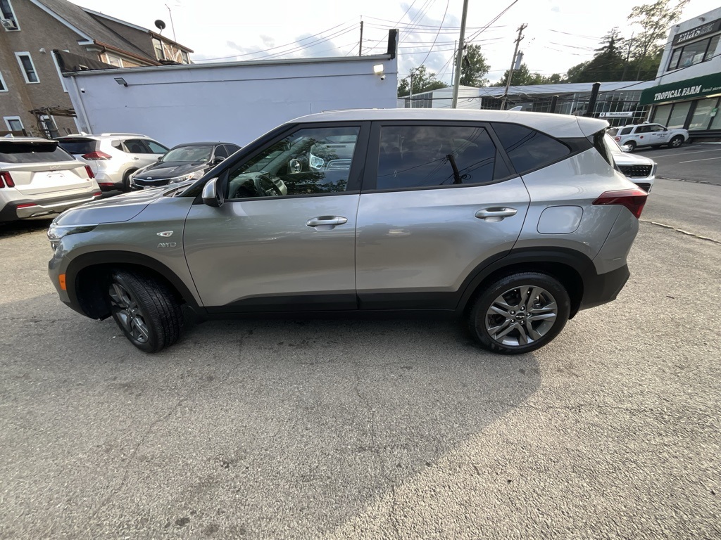 2023 Kia Seltos LX photo 2