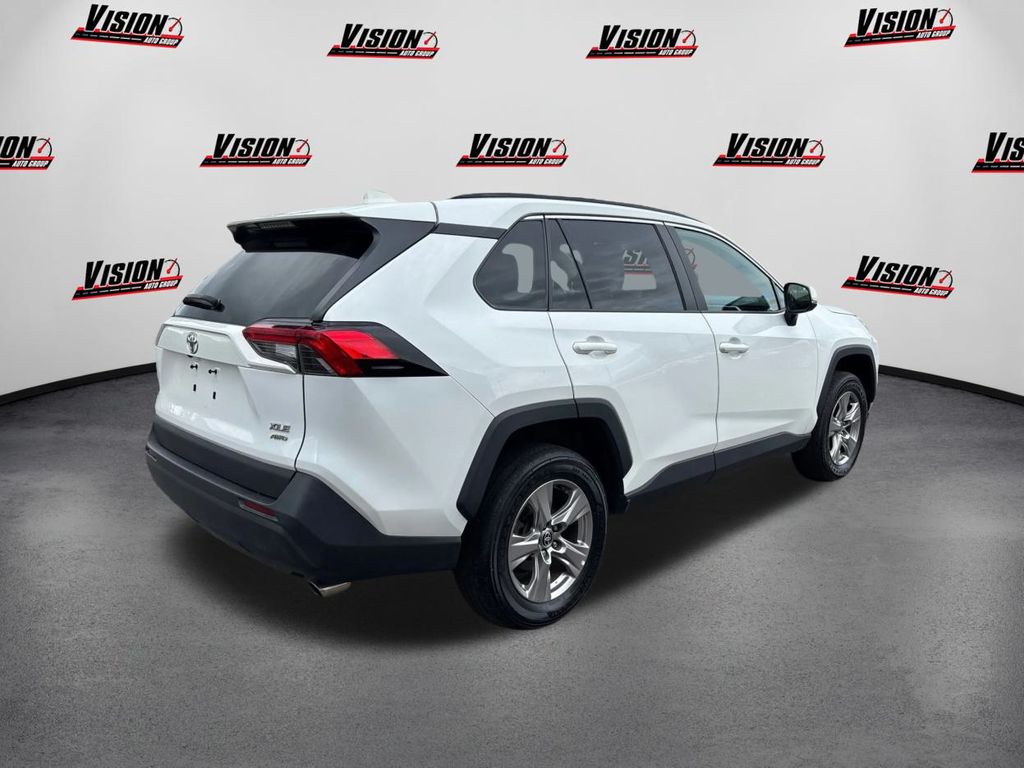 2022 Toyota RAV4 XLE photo 3