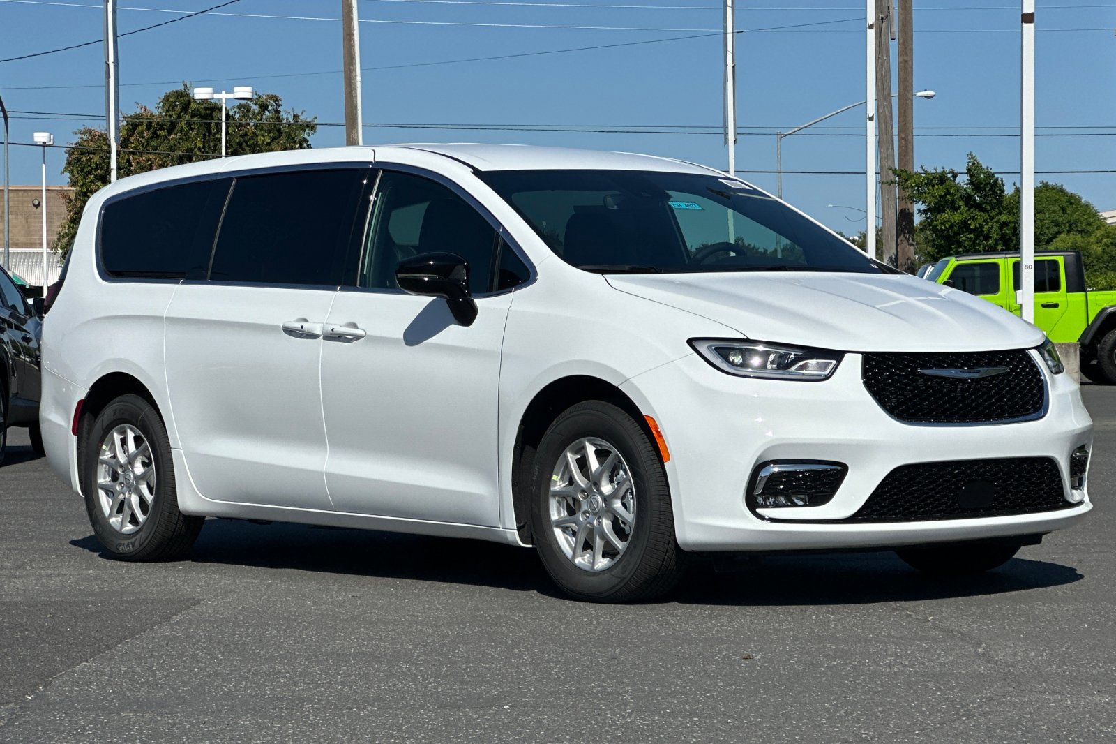2025 Chrysler Pacifica photo 2