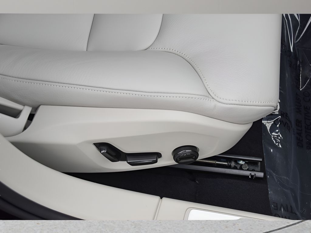 2024 Volvo S60 B5 Plus photo 24