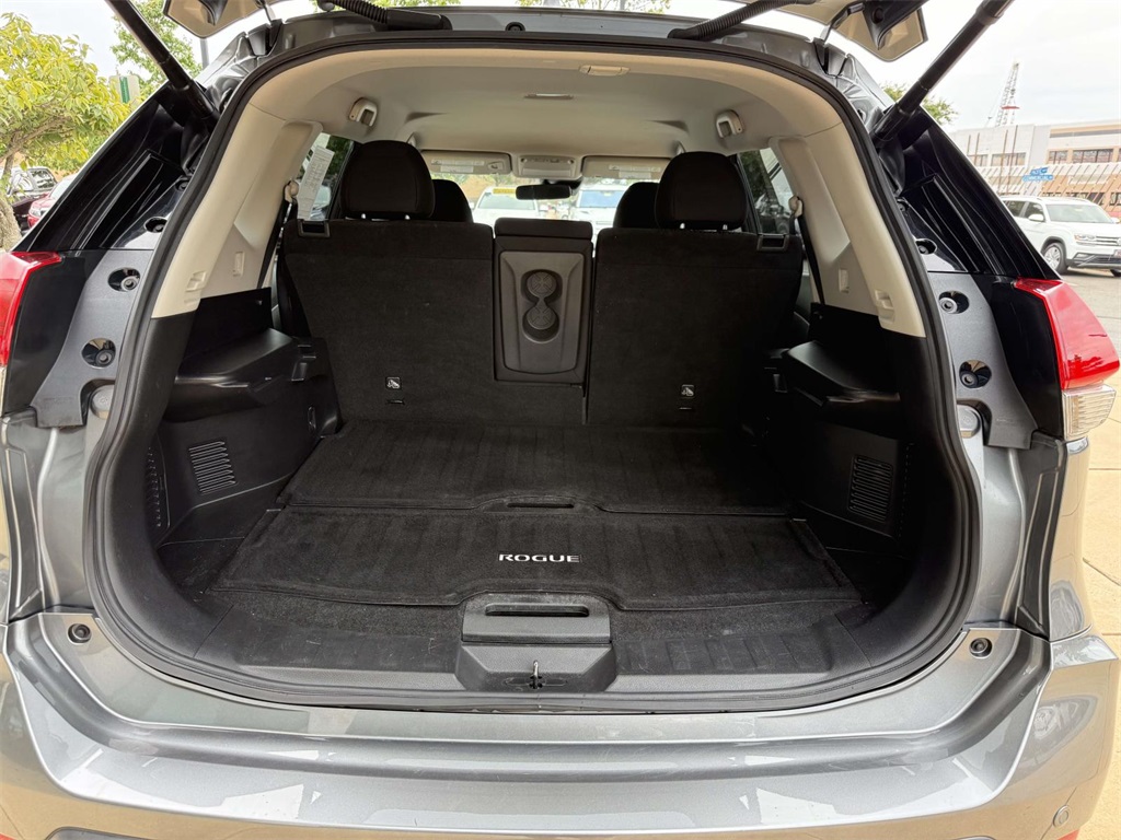 2019 Nissan Rogue SV photo 32