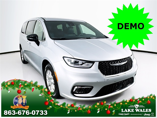 2026 Chrysler Pacifica Select's photo