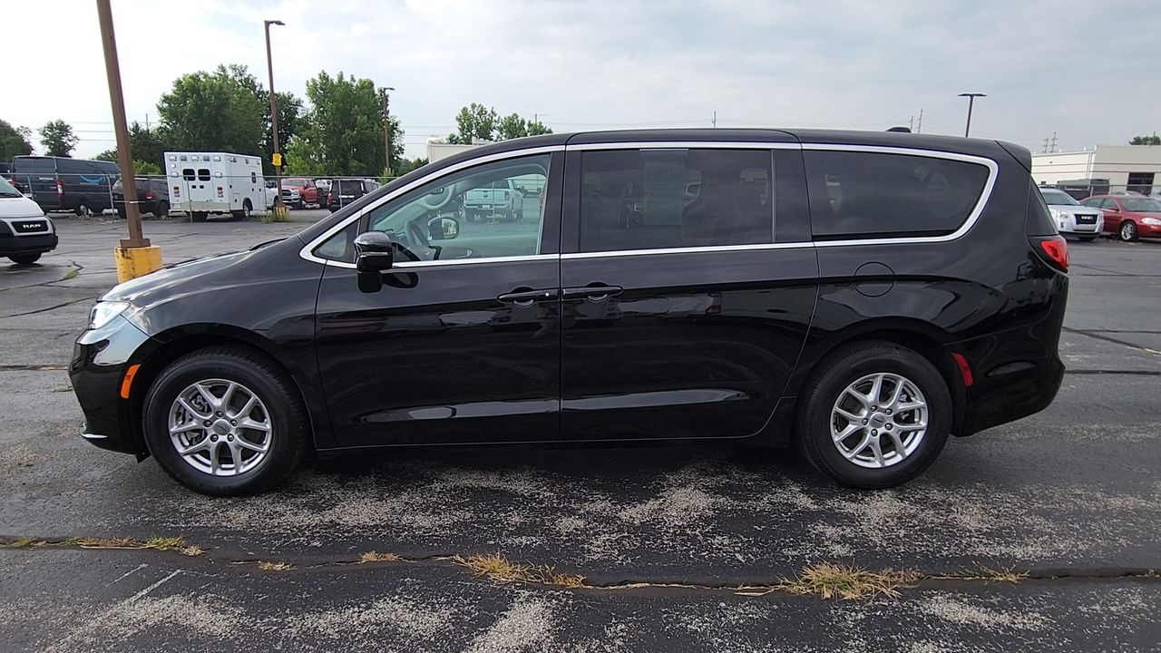 2024 Chrysler Pacifica Touring L photo 4